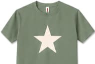 ナチュラルな印象：オリーブTシャツ×ベージュプリント