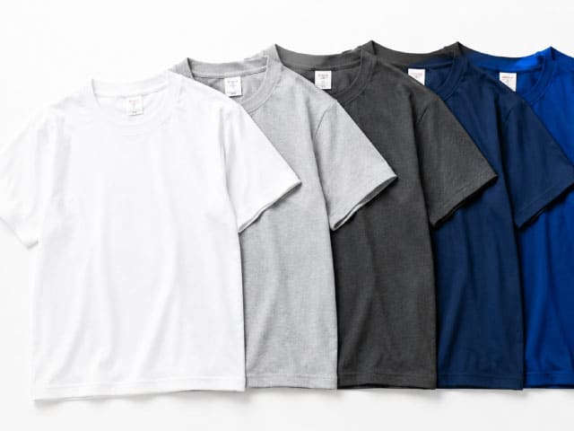 カラーバリエーションのTシャツ